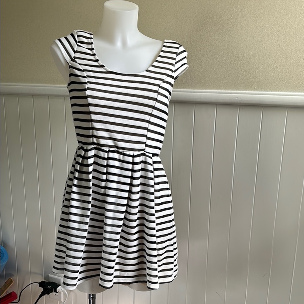Casual Black and White Scoop Neck Mini Dress